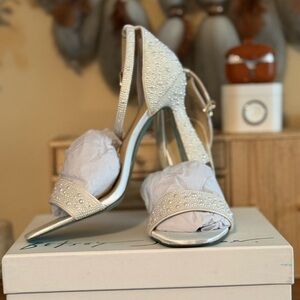Betsey Johnson SB-DANI Pearl Heels Ivory Bridal Wedding Size 8.5